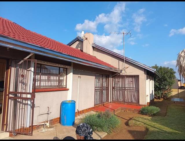 4 BEDROOM HOUSE FOR SALE IN BEVERLY HILLS